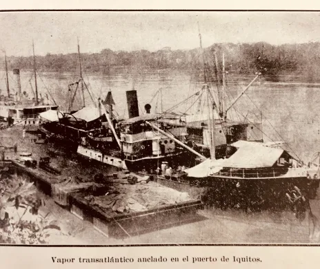 Vapor transatlántico anclado en el puerto de Iquitos